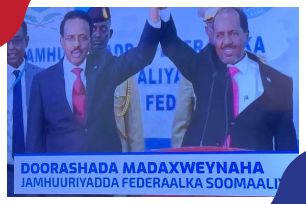 للمرة الثانية.. حسن شيخ محمود يؤدي اليمين الدستورية رئيساً للصومال والرئيس السابق يتعهد بالعمل معه