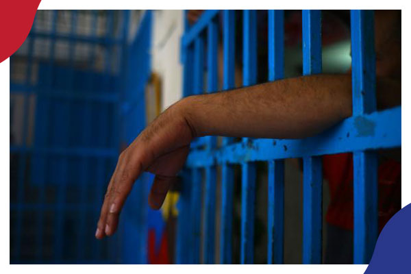 يفتح الباب لمزيد من الانتهاكات.. تحذير حقوقي من تجديد الحبس عبر الإنترنت 