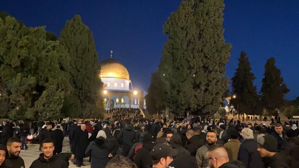 آلاف المصلين يلبون نداء الفجرالعظيم فى المسجد الأقصي للأسبوع الثامن 