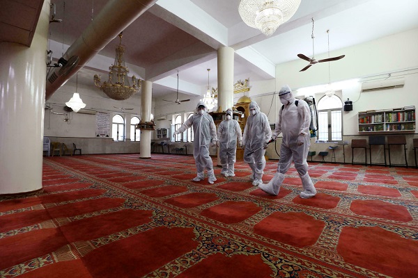 10 دول عربية تبدأ الاعتكاف .. ومصر تمنع أي مظاهر تعبدية بعد التراويح!