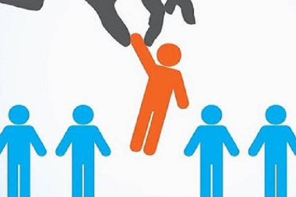 بعد فصل المعارضين..الحكومة المصرية تمنع الموظفين من مقاضاة الدولة!