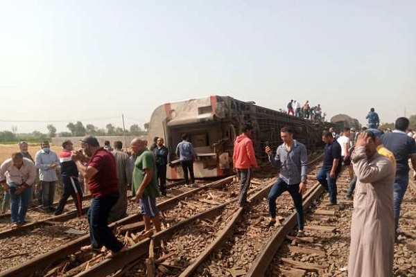 مصر: انقلاب قطار بين مدينتي بنها وطوخ يخلف عشرات القتلى والجرحى 